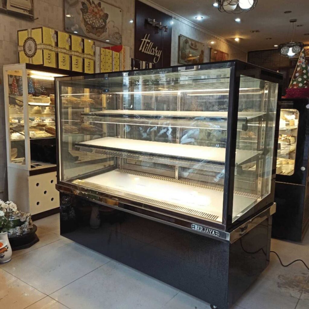 Tủ bánh kem trưng bày Berjaya RCS18SB13-2FB kính vuông 1 Tủ bánh kem trưng bày Berjaya RCS18SB13-2FB kính vuông